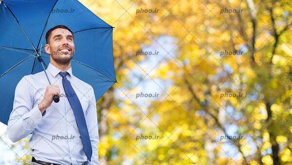 عکس چتر و برگ پاییزی