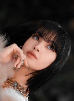 عکس لیسا در طبیعت