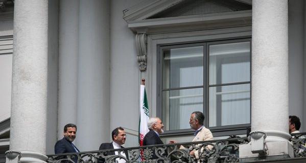 عکس ظریف در بالکن هتل کوبورگ
