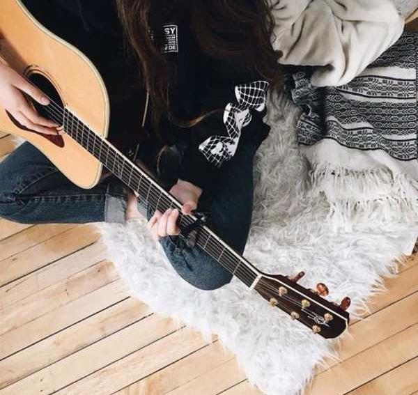 عکس نوشته روی گیتار