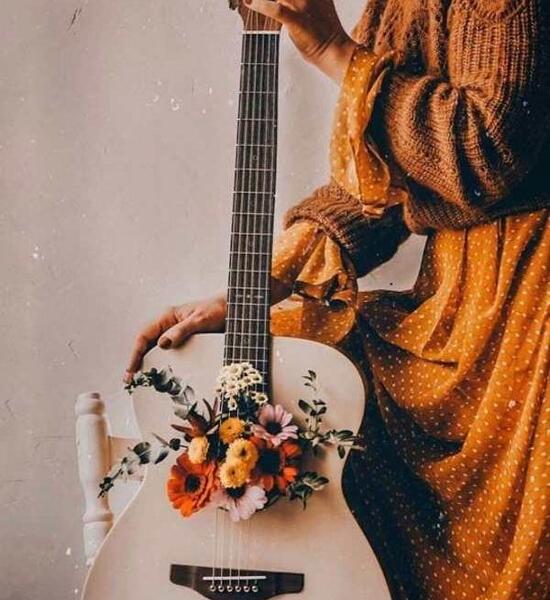 عکس نوشته روی گیتار