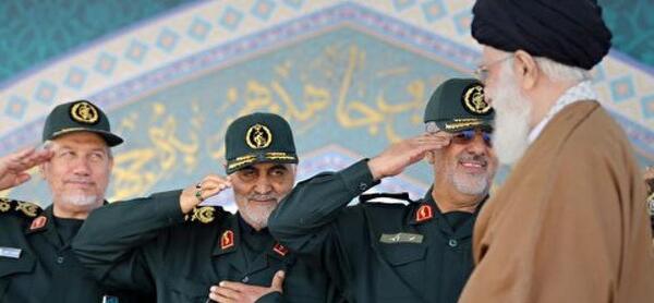 عکس سردار سلیمانی با نشان ذوالفقار