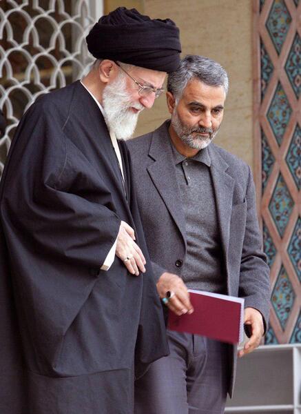 عکس سردار سلیمانی با نشان ذوالفقار