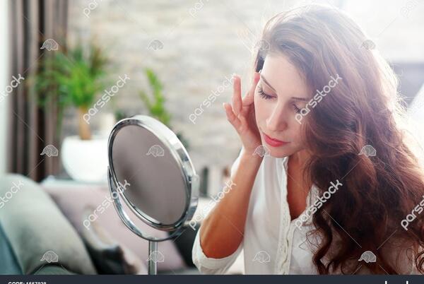 عکس دختر در آینه