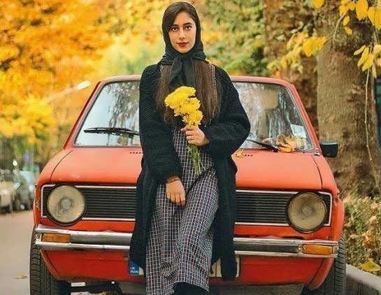 ژست عکس کلاسیک دخترانه