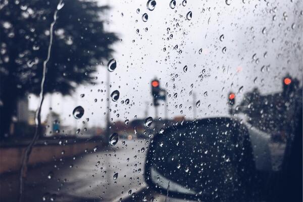 عکس پروفایل باران پشت شیشه