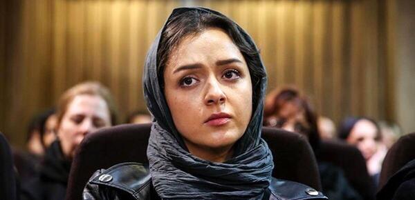 عکس ترانه علیدوستی در حال سیگار کشیدن