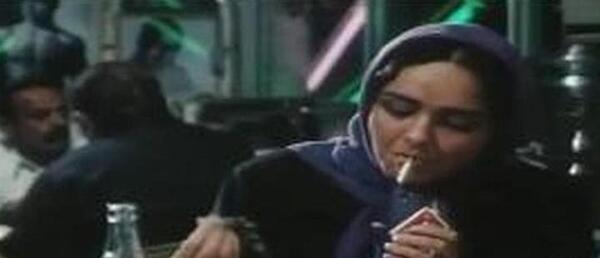 عکس ترانه علیدوستی در حال سیگار کشیدن