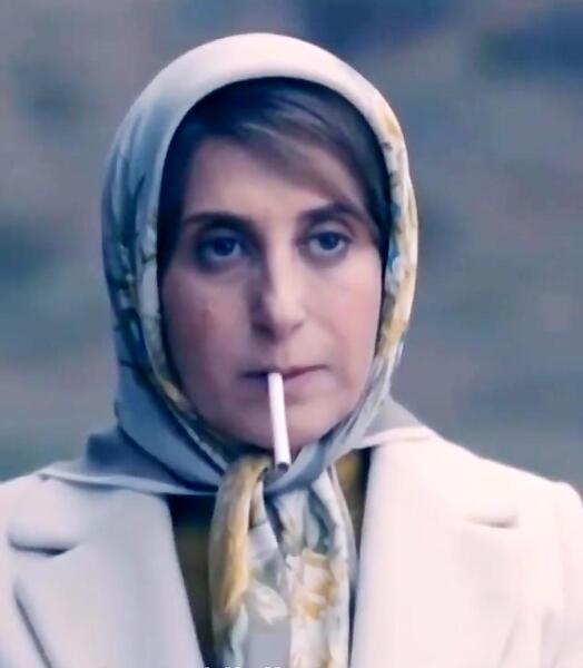 عکس ترانه علیدوستی در حال سیگار کشیدن