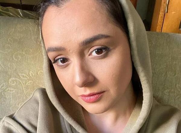 عکس ترانه علیدوستی در حال سیگار کشیدن