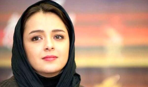 عکس ترانه علیدوستی در حال سیگار کشیدن