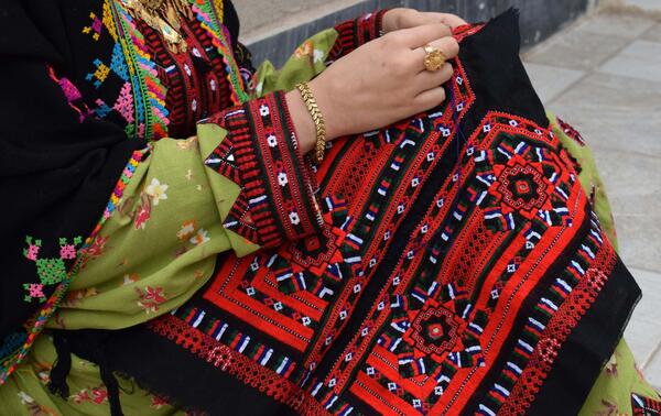 عکس دختر با لباس بلوچی مردانه