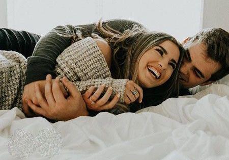 عکس عاشقانه دونفره روی تخت خواب