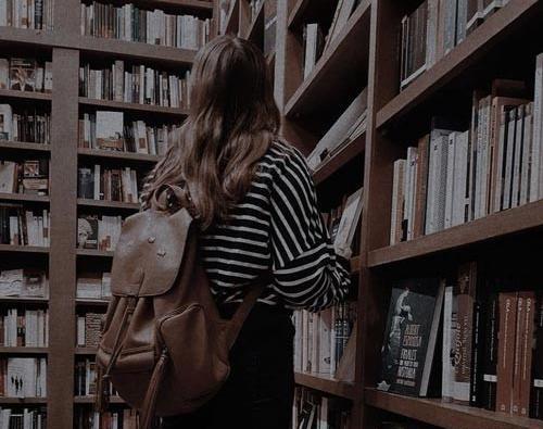 عکس فیک دختر در حال کتاب خواندن