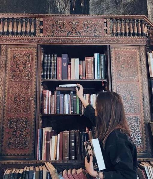 عکس فیک دختر در حال کتاب خواندن