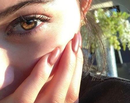 عکس دختر غمگین نیم رخ