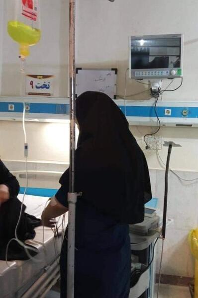 عکس سرم روی دست دختر در بیمارستان