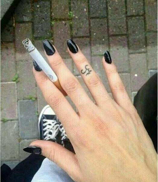 عکس سیگار تو دست دختر