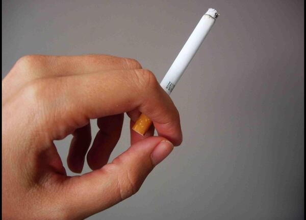 عکس سیگار تو دست دختر