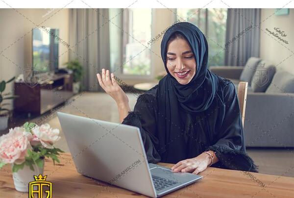 عکس پروفایل دختر با لپ تاپ