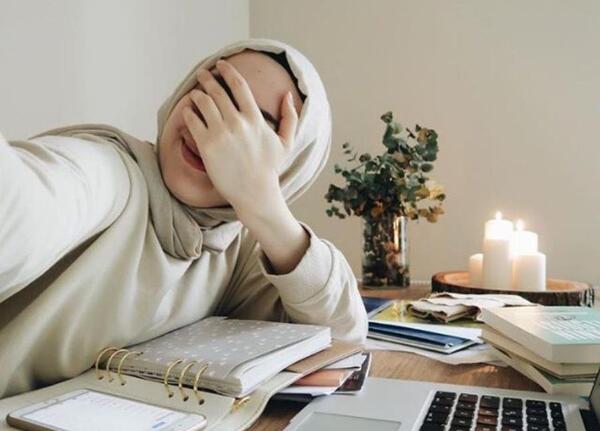 عکس پروفایل دختر با لپ تاپ