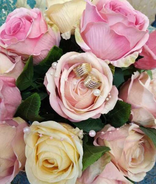 عکس حلقه ازدواج روی گل