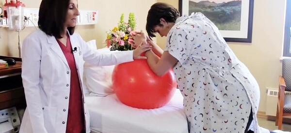 عکس زن باردار در حال درد