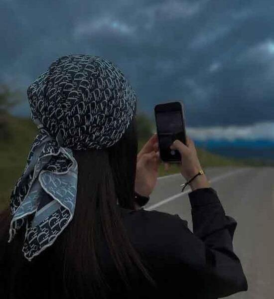 عکس پروفایل سیاه سفید دخترونه با گوشی