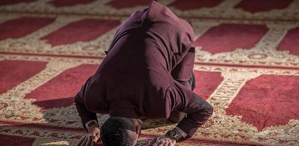 عکس امام زمان در حال نماز خواندن