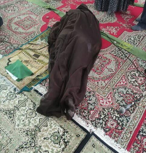 عکس امام زمان در حال نماز خواندن