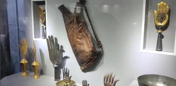 عکس حضرت ابوالفضل در موزه
