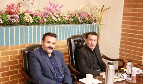 عکس حامیم نشسته