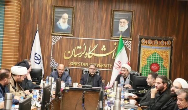 عکس حامیم نشسته