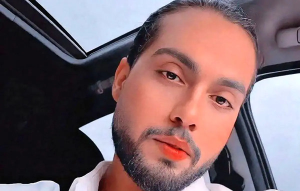 عکس حامیم نشسته