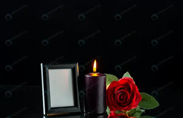 عکس گل رز سیاه با شمع