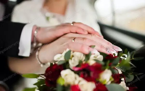 عکس دست عروس و داماد روی گل