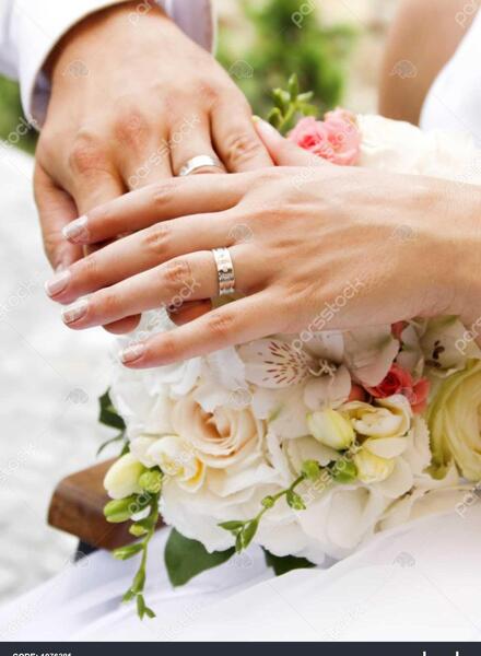 عکس دست عروس و داماد روی گل