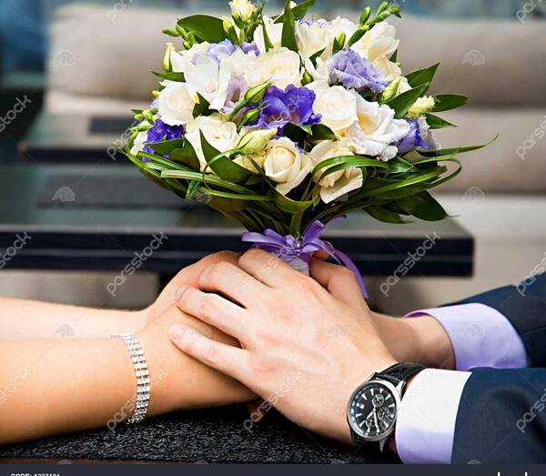 عکس دست عروس و داماد روی گل