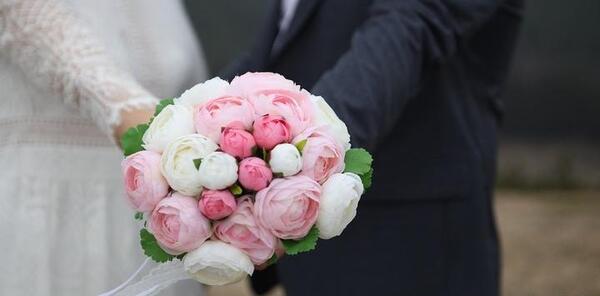 عکس دست عروس و داماد روی گل