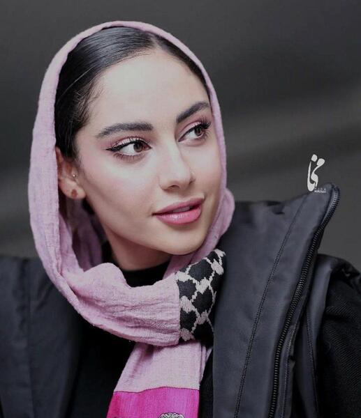 عکس ترلان پروانه روی گوشی فرشاد احمدزاده