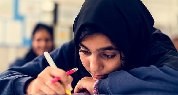 عکس دانش آموز دختر با حجاب