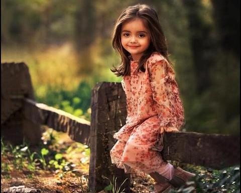 عکس دختر بچه غمگین سیاه سفید