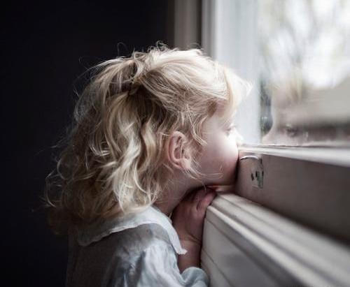 عکس دختر بچه غمگین سیاه سفید