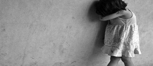 عکس دختر بچه غمگین سیاه سفید