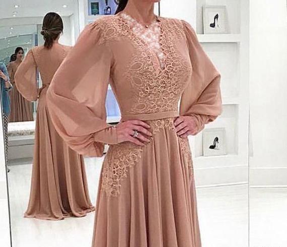 عکس لباس مجلسی بلند با پارچه حریر ساده