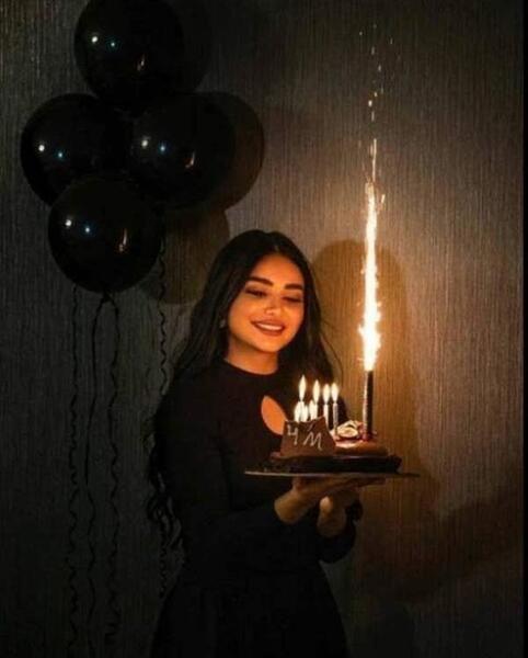 ژست عکس تولد با بادکنک هلیومی