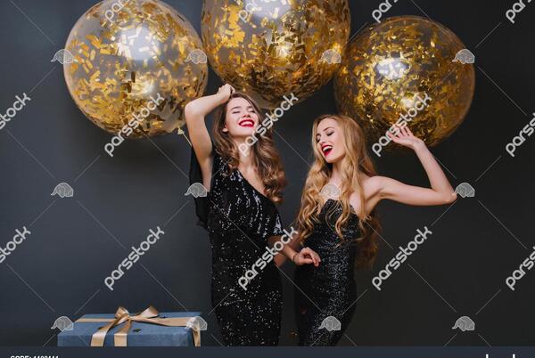 ژست عکس تولد با بادکنک هلیومی
