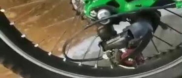 عکس دوچرخه کف خواب
