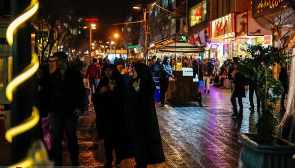 عکس پیاده روی شبانه