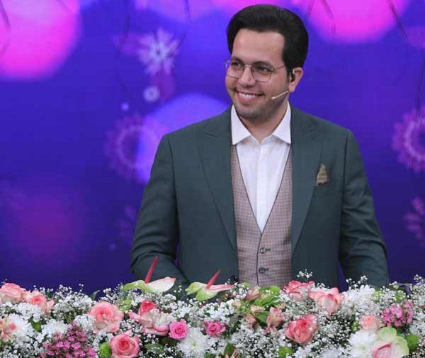 عکس مجری برنامه ی اعجوبه ها